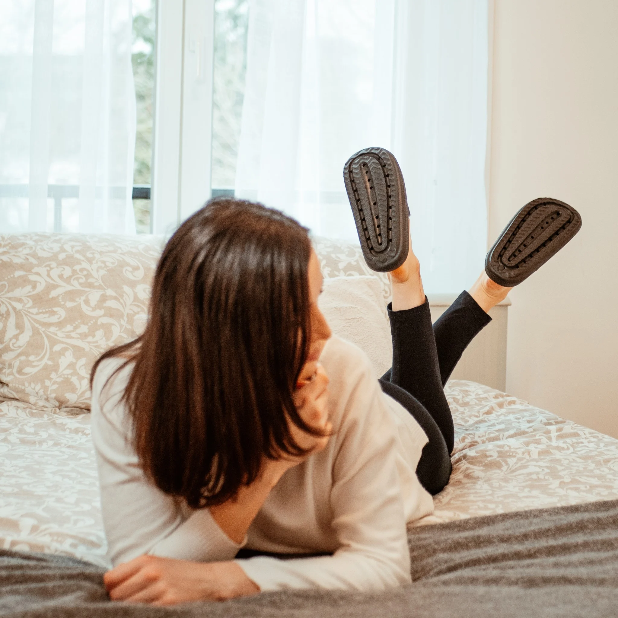 Cloud Slides Black – Bed Lying